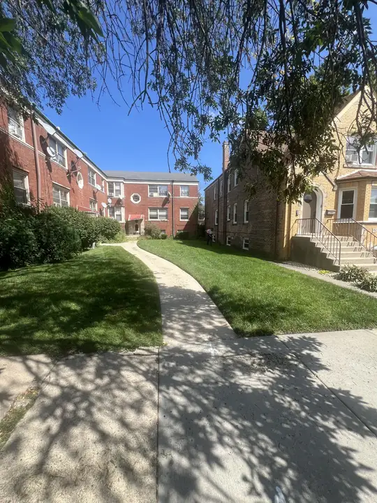 Apartment Lawn And Walkway Multi Family Chicagoland