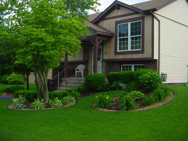 Curved Mulch Bed Residential Front Yard Chicagoland