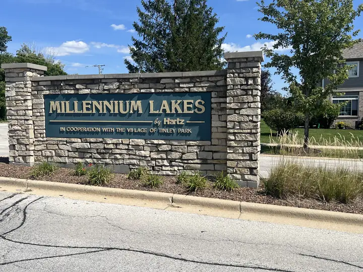 Hoa Entrance Monument Sign Bed Millennium Lakes Tinley Park Il