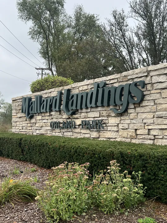 Hoa Monument Sign Bed Mallard Landings Orland Park Il